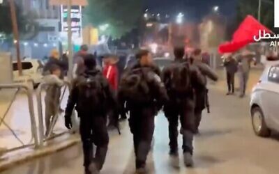 الشرطة الإسرائيلية تنزل إلى الشوارع في القدس الشرقية بينما يحتفل الفلسطينيون بفوز المغرب في ميارة ربع نهائي كأس العالم لكرة القدم،  10 ديسمبر، 2022. (Screen capture / Twitter)