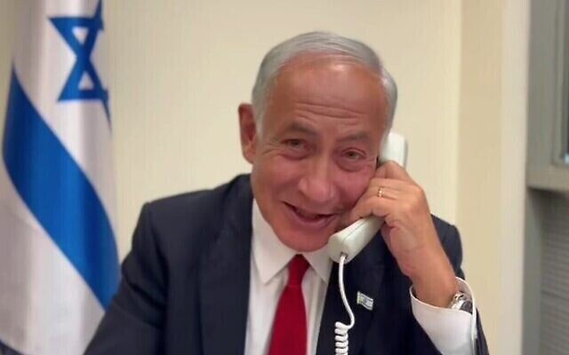 رئيس الوزراء المكلف بنيامين نتنياهو يتصل بالرئيس يتسحاق هرتسوغ لإبلاغه بأنه تمكن من تشكيل حكومة، في مكالمة هاتفية قبل وقت قصير من  انتهاء الموعد النهائي في منتصف الليل، 21 ديسمبر، 2022.  (Likud spokesperson)