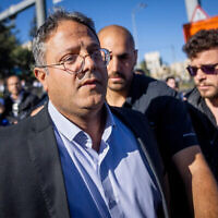 زعيم حزب "عوتسما يهوديت" عضو الكنيست ايتمار بن غفير في موقع هجوم بالقرب من مدخل مدينة القدس، 23 نوفمبر 2022 (Yonatan Sindel / Flash90)