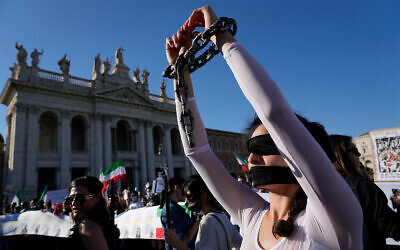 توضيحية: مظاهرة احتجاجية ضد النظام الإيراني في روما، 29 أكتوبر 2022 (AP Photo / Gregorio Borgia)