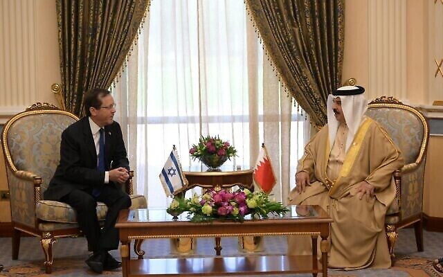 الرئيس الإسرائيلي يتسحاق هرتسوغ (إلى اليسار) يلتقي بجلالة الملك حمد بن عيسى آل خليفة ملك البحرين (إلى اليمين) في قصر القضيبية في المنامة، 4 ديسمبر، 2022. (Amos Ben-Gershom / GPO)