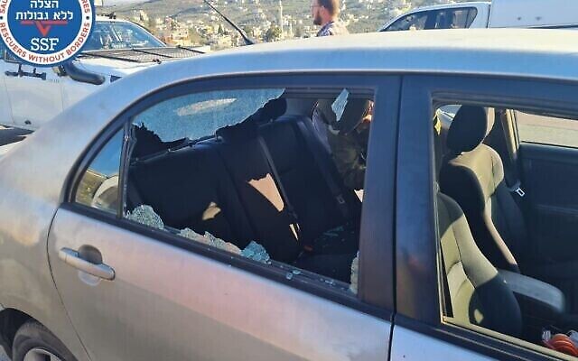 الأضرار التي لحقت بسيارة اسرائيلية اثر هجوم اطلاق نار وقع بالقرب من بؤرة حفات غلعاد الاستيطانية في شمال الضفة الغربية، 16 ديسمبر، 2022. (Rescuers WIthout Borders)