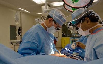 توضيحية: الأطباء يجرون جراحة لتبديل شرايين القلب بعد قصور  في القلب (KentWeakley via iStock by Getty Images)