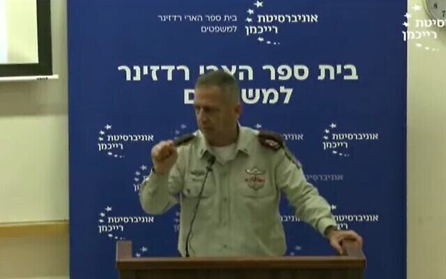 رئيس أركان الجيش الإسرائيلي أفيف كوخافي يتحدث في جامعة رايخمان، 14 ديسمبر، 2022. (Screen grab)