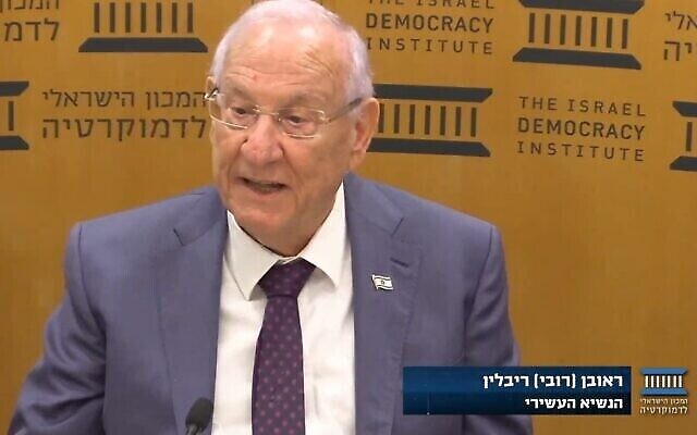 الرئيس السابق رؤوفين ريفلين يتحدث في مؤتمر لمعهد الديمقراطية الإسرائيلي في 12 ديسمبر 2022 (لقطة شاشة على Youtube)