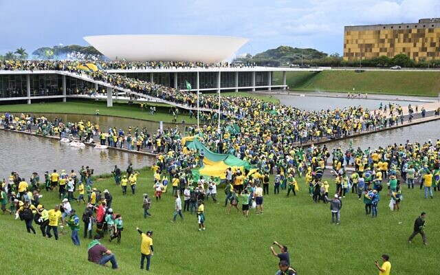 أنصار الرئيس البرازيلي السابق جاير بولسونارو ينظمون مظاهرة في برازيليا، 8 يناير 2023 (تصوير EVARISTO SA / AFP)