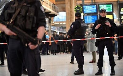 الشرطة الفرنسية تحرس منطقة مطوقة في محطة قطار غار دو نور في باريس، بعد إصابة عدة أشخاص بجروح طفيفة على يد رجل كان مسلح بسكين، 11 يناير 2023 (JULIEN DE ROSA / AFP)