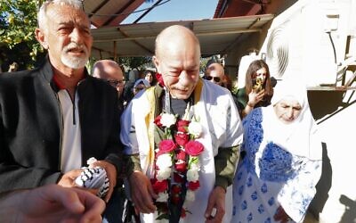 الأصدقاء والأقارب يرحبون بالعربي الإسرائيلي ماهر يونس، بعد إطلاق سراحه بعد 40 عاما في سجن إسرائيلي بتهمة اختطاف وقتل جندي، في بلدة عارة شمال إسرائيل، 19 يناير 2023 (AHMAD GHARABLI / AFP)