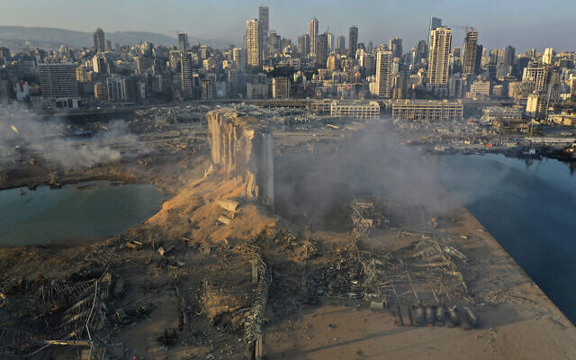 صورة جوية للدمار بعد انفجار مرفأ بيروت، لبنان، في 5 أغسطس 2020 (AP/Hussein Malla)