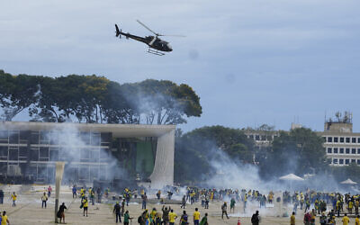 متظاهرون من أنصار الرئيس البرازيلي السابق جاير بولسونارو يشتبكون مع الشرطة أثناء اقتحامهم لقصر بلانالتو في برازيليا بالبرازيل، 8 يناير 2023 (AP Photo / Eraldo Peres)