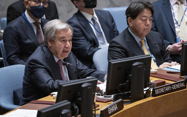 الأمين العام للأمم المتحدة أنطونيو غوتيريش (يسار) يتحدث إلى جانب هياشي يوشيماسا، وزير خارجية اليابان، خلال اجتماع لمجلس الأمن، في مقر الأمم المتحدة، 12 يناير 2023 (AP Photo / John Minchillo)