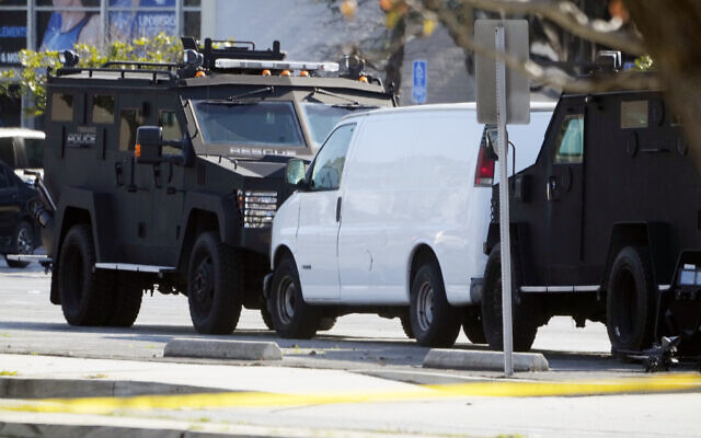 مركبة محاطة بأفراد القوات الخاصة في تورانس كاليفورنيا، 22 يناير 2023 (AP Photo / Damian Dovarganes)