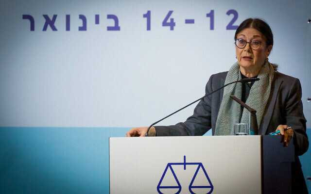 رئيسة المحكمة العليا إستر حايوت تتحدث خلال مؤتمر في حيفا، 12 يناير 2023 (Shir Torem / Flash90)