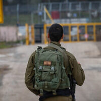 توضيحية: جندي إسرائيلي يحرس الجانب الإسرائيلي من معبر القنيطرة على الحدود السورية، في هضبة الجولان، 23 مارس، 2019. (Basel Awidat / Flash90)