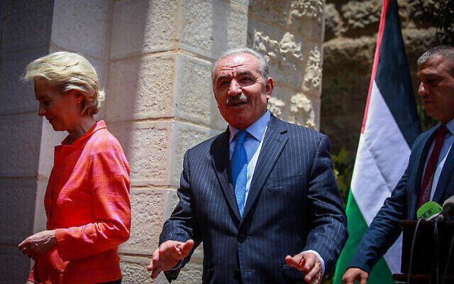 رئيس وزراء السلطة الفلسطينية محمد اشتية يستقبل رئيسة المفوضية الأوروبية أورسولا فون دير لاين في مدينة رام الله بالضفة الغربية، 14 يونيو، 2022. (Flash90)