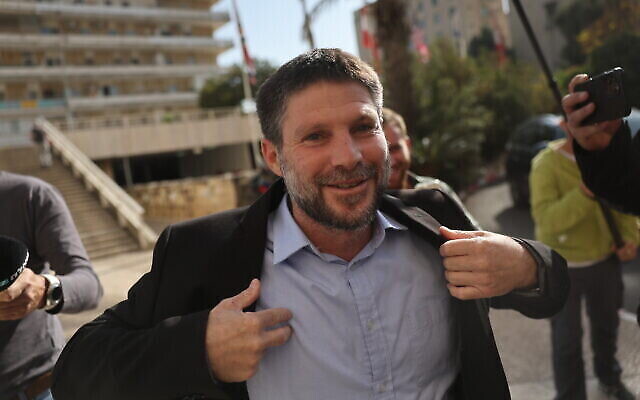زعيم "الصهيونية الدينية" بتسلئيل سموتريتش يصل لإجراء محادثات ائتلافية مع زعيم "الليكود" بنيامين نتنياهو، في القدس، 6 نوفمبر، 2022. (Yonatan Sindel / Flash90)