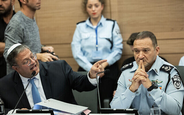 رئيس حزب "عوتمسا يهوديت"، عضو الكنيست إيتمار بن غفير، والمفوض العام للشرطة كوبي شبتاي، خلال جلسة للجنة خاصة في الكنيست، 14 ديسمبر، 2022. (Yonatan Sindel/Flash90)
