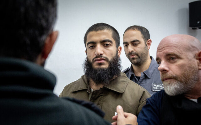 إسلام فروخ، المنفذ المزعوم لتفجيرات نوفمبر 2022 في القدس، يصل إلى جلسة استماع في محكمة الصلح في القدس، 27 ديسمبر 2022 (Yonatan Sindel / Flash90)
