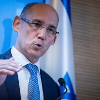 محافظ بنك إسرائيل أمير يارون يتحدث خلال مؤتمر صحفي في بنك إسرائيل بالقدس، 2 يناير، 2023. (Yonatan Sindel / Flash90)