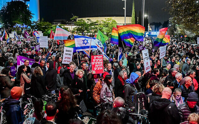 إسرائيليون يشاركون في مظاهرة ضد حكومة رئيس الوزراء بنيامين نتنياهو الجديدة، في ميدان هبيما في تل أبيب، 7 يناير، 2023. (Avshalom Sassoni / Flash90)