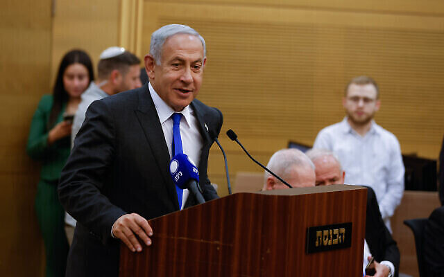 رئيس الوزراء بنيامين نتنياهو يتحدث في اجتماع لكتلة حزبه الليكود في الكنيست، 9 يناير، 2023. (Olivier Fitoussi / Flash90)