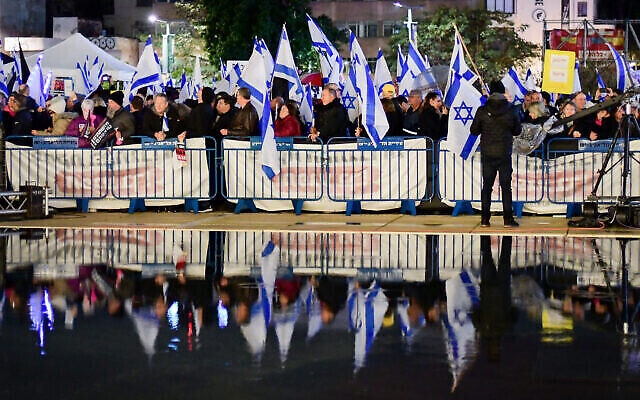 متظاهرون يتظاهرون ضد الحكومة الإسرائيلية في ميدان هابيما في تل أبيب، 14 يناير، 2023. (Avshalom Sassoni / Flash90)