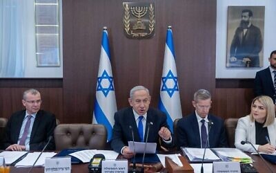 رئيس الوزراء بنيامين نتنياهو (وسط الصورة)، يترأس جلسة المجلس الوزاري الأسبوعية في مكتب رئيس الوزراء في القدس ، 15 يناير، 2023. (Yonatan Sindel / Flash90)