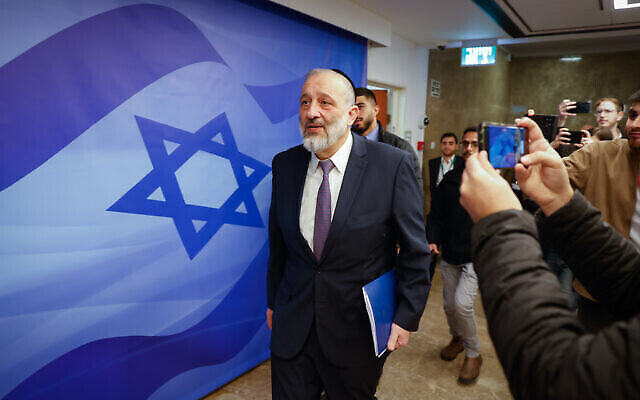أرييه درعي يصل للاجتماع الأسبوعي لمجلس الوزراء في مكتب رئيس الوزراء في القدس، 22 يناير، 2023. (Olivier Fitoussi / FLASH90)
