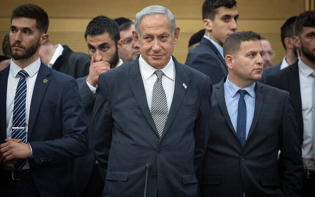 رئيس الوزراء بنيامين نتنياهو يحضر اجتماع حزب شاس في الكنيست، 23 يناير، 2023. (Yonatan Sindel / Flash90)