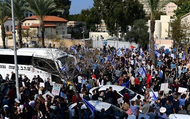 عاملون في قطاع الهايتك يغلقون الشارع احتجاجا على الإصلاح القضائي، تل أبيب، 24 يناير، 2023. (Tomer Neuberg / Flash90)