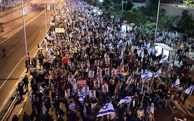 متظاهرون مناهضون للحكومة ينظمون مظاهرات صامتة في تل أبيب والقدس في أعقاب  هجومين - تايمز أوف إسرائيل