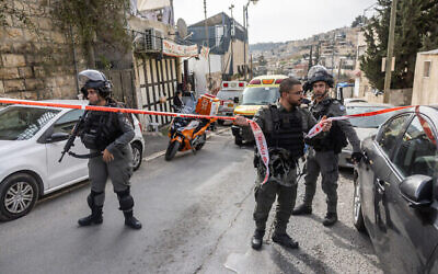 قوات الأمن في موقع هجوم بالقرب من البلدة القديمة في القدس، 28 يناير، 2023. (Yonatan Sindel / Flash90)