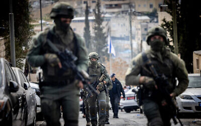 الشرطة في موقع هجوم في القدس، 28 يناير، 2023. (Yonatan Sindel / Flash90)