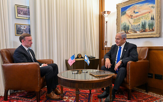 رئيس الوزراء بنيامين نتنياهو (يمين) يلتقي بمستشار الأمن القومي الأمريكي جيك سوليفان في القدس، 19 يناير 2023 (Kobi Gideon / GPO)