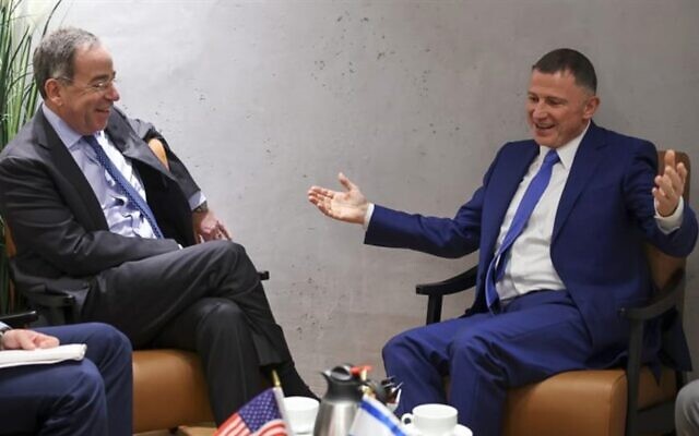 رئيس لجنة الشؤون الخارجية والدفاع يولي إدلشتين (يمين) يلتقي بالسفير الأمريكي لدى إسرائيل توم نايدس في الكنيست، 11 يناير 2022 (Knesset Spokesperson's Office)