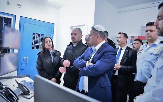 وزير الأمن القومي إيتمار بن غفير (وسط الصورة) يستمع إلى رئيسة مصلحة السجون الإسرائيلية كاتي بيري (يسار) خلال زيارة لسجن نفحة، 6 يناير، 2023. (مصلحة السجون الإسرائيلية)