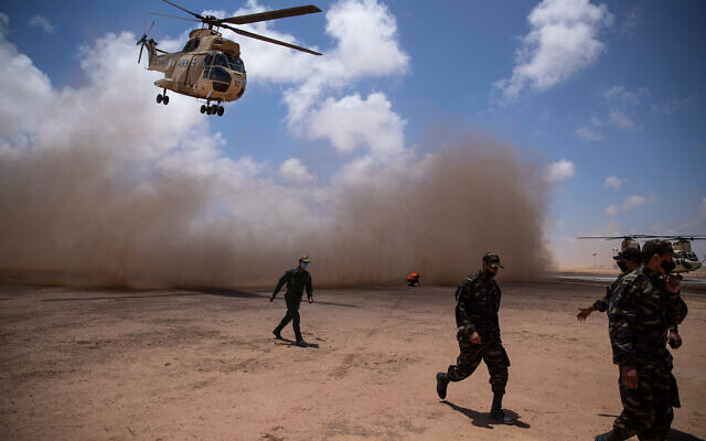 توضيحية: مروحية تحلق في نهاية تدريب "الأسد الأفريقي" العسكري، في طانطان، جنوب أݣادير، المغرب، 18 يونيو 2021 (AP Photo / Mosaab Elshamy)