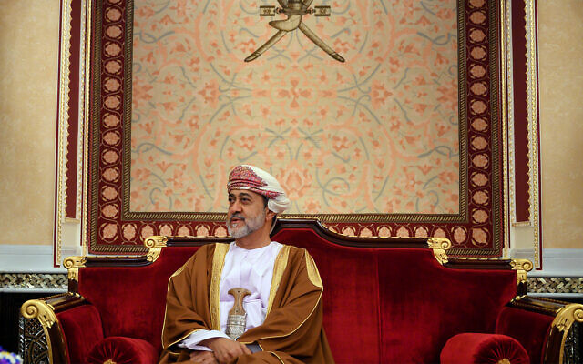 قائد عمان السلطان هيثم بن طارق يستعد لاجتماع في قصر العلم بالعاصمة مسقط، 21 فبراير 2020 (Andrew Caballero-Reynolds / Pool via AP، File)