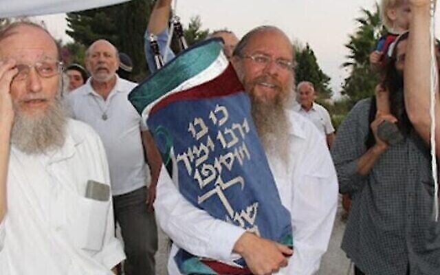 رئيس المعهد الديني المرتجل في "حومش"  الحاخام إليشاما كوهين في حفل تدشين لفيفة توراة في بؤرة "حومش" الاستيطانية غير القانونية. (Courtesy Homesh Yeshiva)