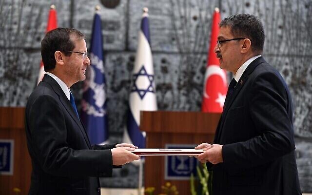 سفير تركيا لدى إسرائيل شاكر أوزكان تورونلار (يمين الصورة)، يقدم أوراق اعتماده إلى الرئيس يتسحاق هرتسوغ، 11 يناير، 2023. (Haim Zach / GPO)