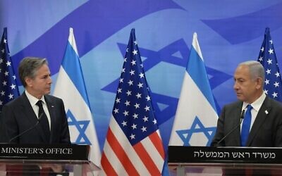 وزير الخارجية الأمريكي أنتوني بلينكن (يسار) يتحدث مع رئيس الوزراء بنيامين نتنياهو، خلال مؤتمر صحفي في القدس، 30 يناير 2023 (Amos Ben Gershom / GPO)