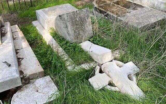 شواهد قبور تم تخريبها في مقبرة جبل صهيون البروتستانتية في القدس، 3 يناير 2022 (Israel Police)