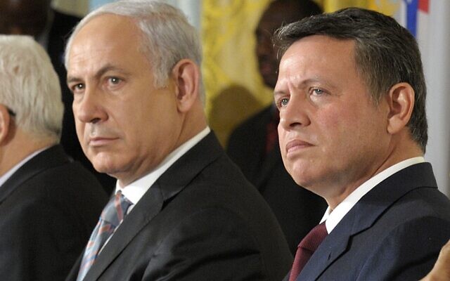 ملف: رئيس الوزراء الإسرائيلي بنيامين نتنياهو والملك الأردني عبد الله الثاني يستمعان بينما يتحدث الرئيس باراك أوباما عن مفاوضات السلام في الشرق الأوسط في البيت الأبيض في واشنطن، 1 سبتمبر 2010 (AP/Susan Walsh)
