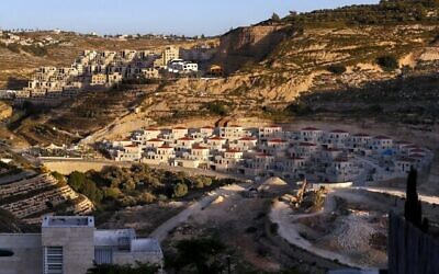 أاعمال بناء في مستوطنة غفعات زئيف بين القدس ورام الله في الضفة الغربية، 10 مايو، 2022. (Ahmad Gharabali / AFP)