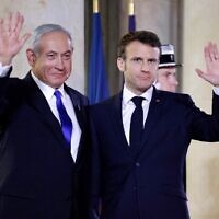 رئيس الوزراء بنيامين نتنياهو (يسار) والرئيس الفرنسي إيمانويل ماكرون (يمين) قبل عشاء عمل في قصر الاليزيه في باريس، 2 فبراير 2023 (Ludovic Marin / AFP)