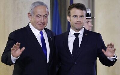 رئيس الوزراء بنيامين نتنياهو (إلى اليسار) والرئيس الفرنسي إيمانويل ماكرون (إلى اليمين) قبل لقائهما في قصر الإليزيه في باريس، 2 فبراير، 2023. (Ludovic Marin / AFP)
