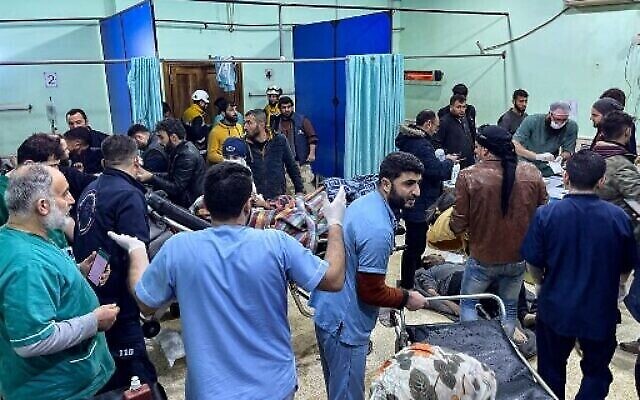 الضحايا ينقلون إلى قسم الطوارئ في مستشفى باب الهوى بعد وقوع زلزال في ريف إدلب الشمالي الخاضع لسيطرة المعارضة على الحدود مع تركيا، 6 فبراير، 2023. (Aaref WATAD/AFP)
