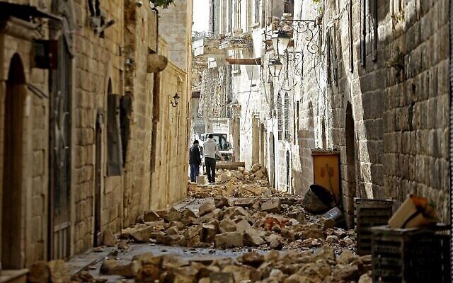 الأنقاض في بلدة حلب القديمة، بعد الزلزال المدمر، 7 فبراير 2023 (Louai Beshara/AFP)