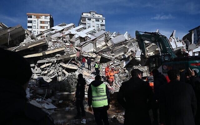 يجري عمال الإنقاذ عمليات بحث بين أنقاض المباني المنهارة في كهرمان مرعش، في 7 فبراير 2023، بعد يوم من وقوع زلزال بقوة 7.8 درجة في جنوب شرق تركيا.  ( OZAN KOSE / AFP)