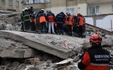 عناصر الإنقاذ يبحثون عن الضحايا والناجين تحت أنقاض المباني المنهارة في غازي عنتاب، بعد يوم من زلزال بقوة 7.8 درجة ضرب جنوب شرق تركيا، في 7 فبراير 2023 (Zein Al Rifai/AFP)